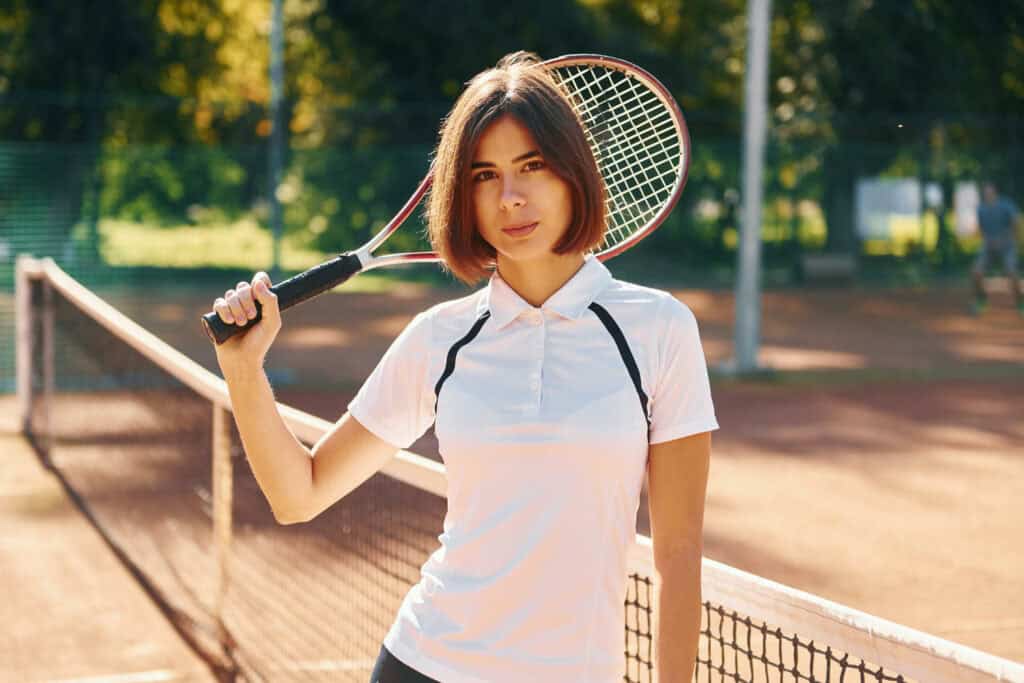 一位穿著合身白色 polo 衫的女性,特寫鏡頭顯示正確的肩線位置對齊在肩膀上。
