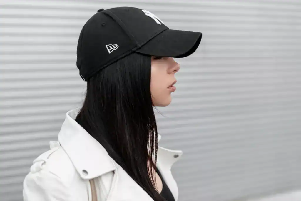 黑色棒球帽側邊刺繡 Logo 示意，小尺寸 Side Logo 展示品牌細節
