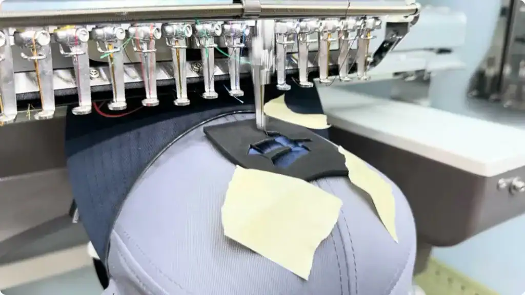 帽子進行 3D 立體刺繡時使用泡綿固定於帽面上的製作過程